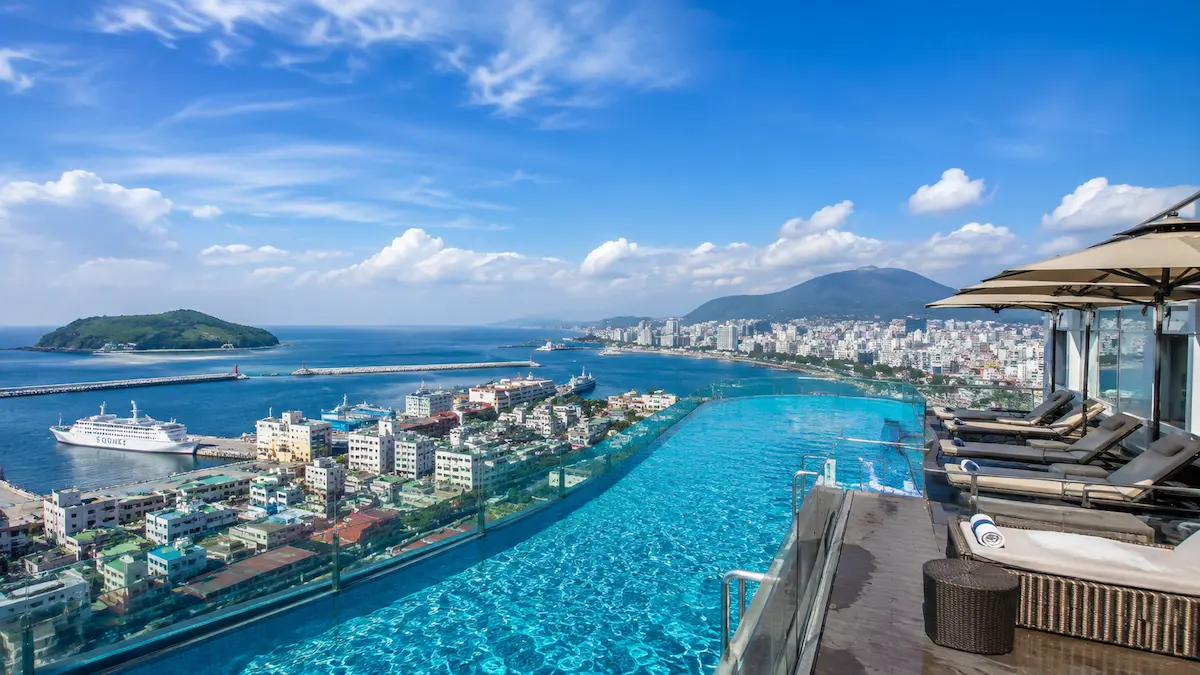 Family-friendly hotels in Jeju City near the airport, shopping and Dongmun Market