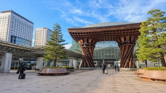 Traveler choosing among the best hotels near Kanazawa Station