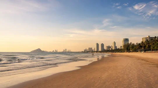 Hua Hin beach in Thailand showing the best time to visit Hua Hin by weather, crowds and travel cost