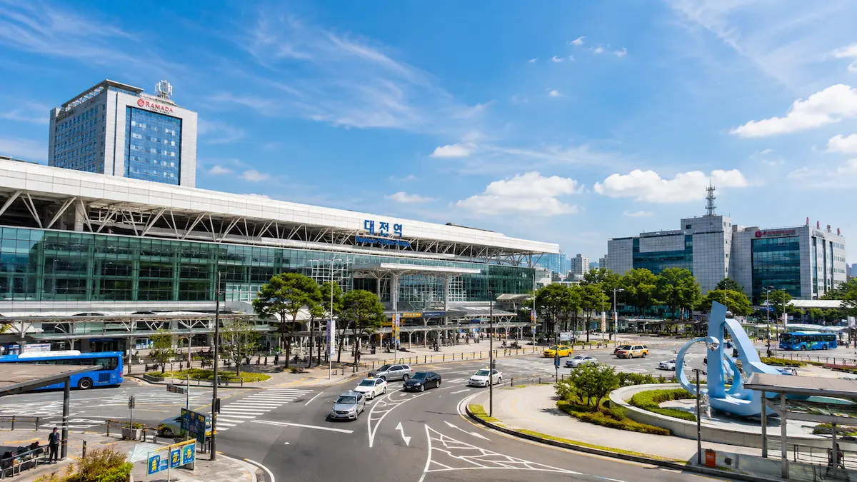 Daejeon Station to city center transport options including metro, bus, taxi and walking