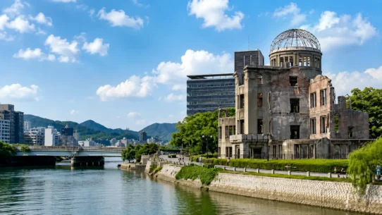 Hiroshima travel budget guide with yen, streetcar, hotel, food and Miyajima cost planning