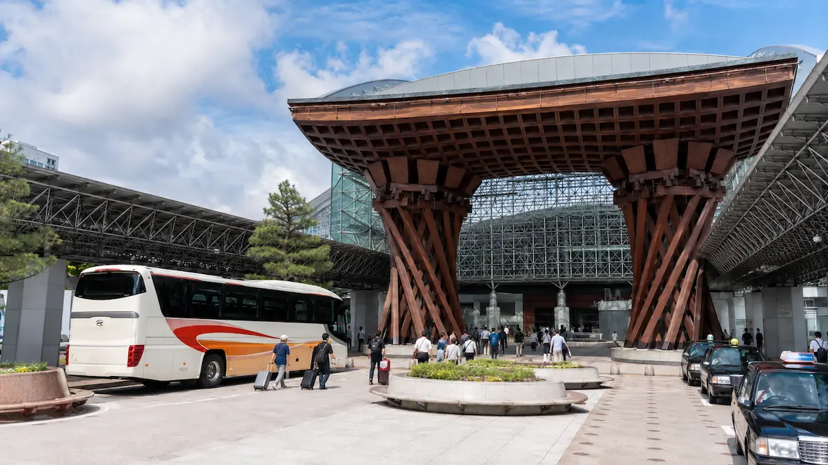 Travel options from Komatsu Airport to Kanazawa city center including airport bus, train, taxi and rental car