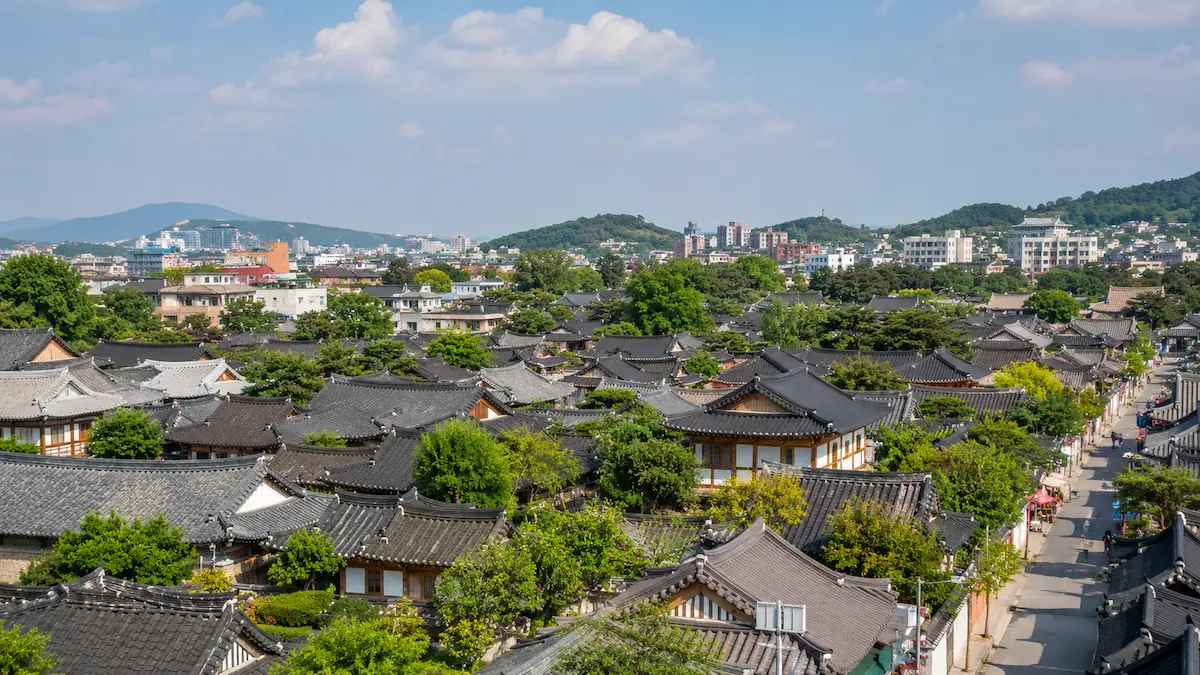 Travel options from airports serving Jeonju to Jeonju city center and Hanok Village