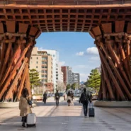 Travelers choosing transport from Kanazawa Station to Kanazawa city center