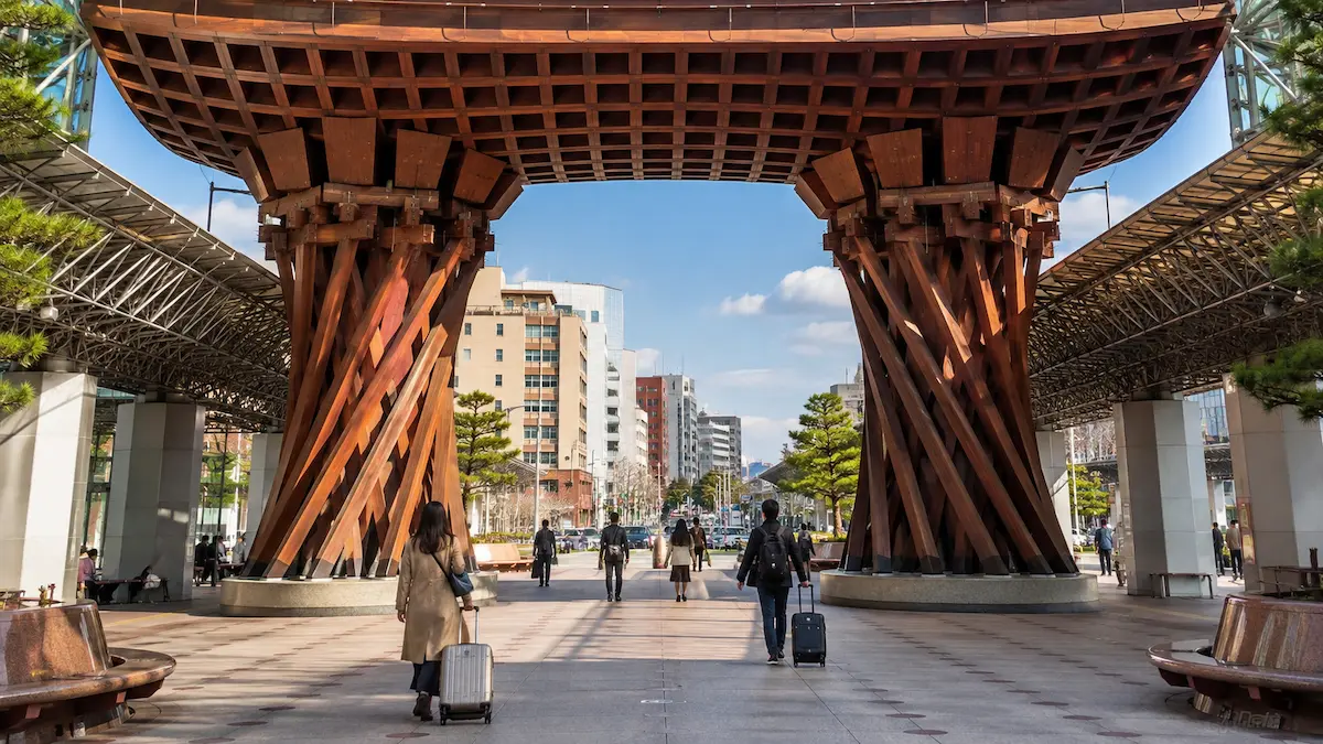 Travelers choosing transport from Kanazawa Station to Kanazawa city center