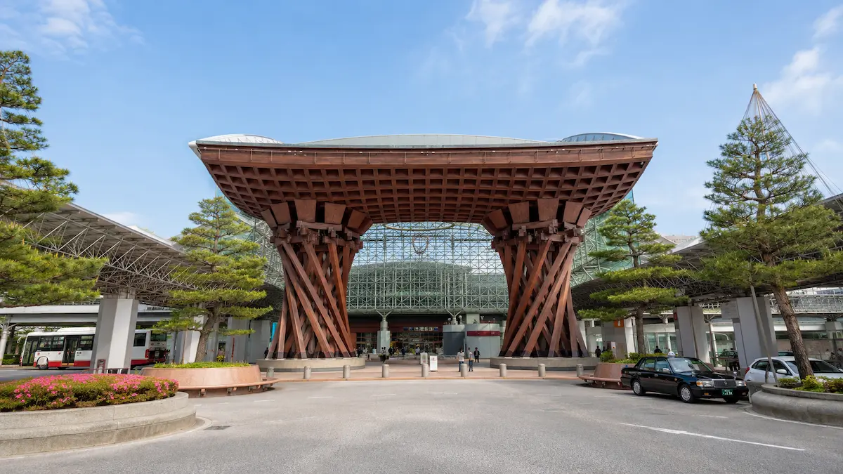 Kanazawa transportation guide showing buses, trains, walking routes and Kanazawa Station tips