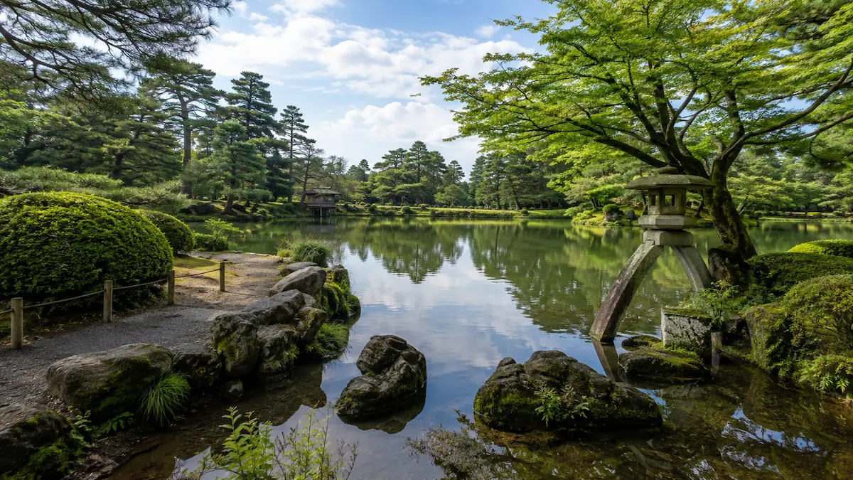 Kenrokuen Garden and traditional Kanazawa streets for first-time visitors
