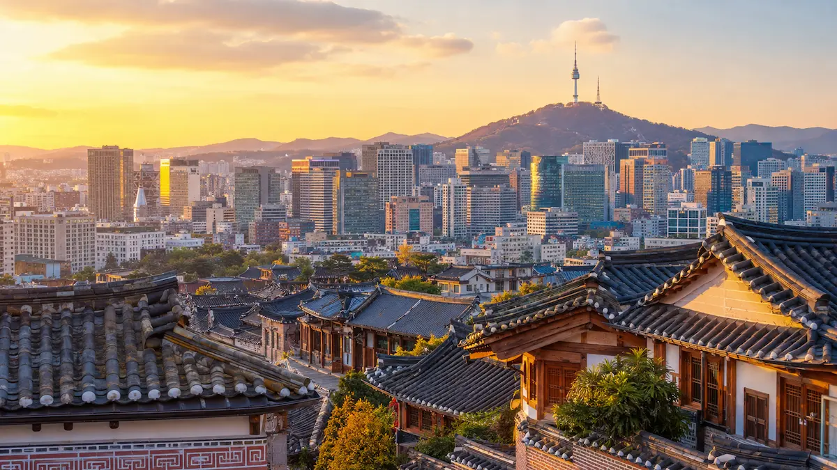 First-time visitors following an efficient five-day Seoul itinerary through palaces, markets, Hongdae, Seongsu, Gangnam and Jamsil