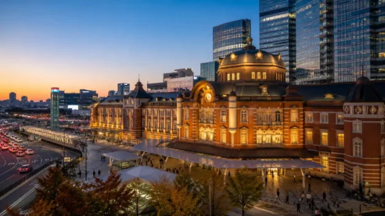 Traveler choosing transport from Seoul Station to central Seoul with luggage