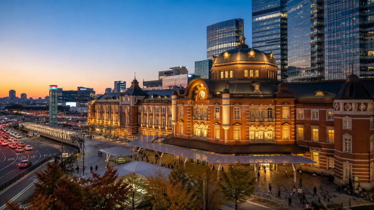 Traveler choosing transport from Seoul Station to central Seoul with luggage