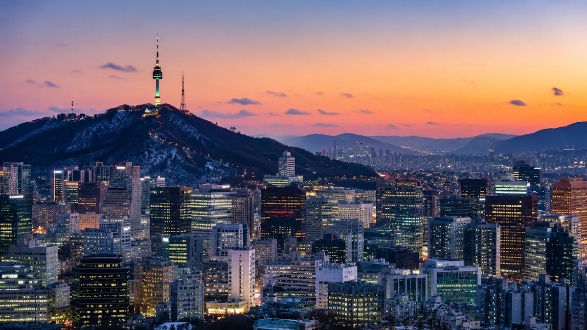 Traveler planning a Seoul travel budget with Korean won, subway card, food and hotel costs