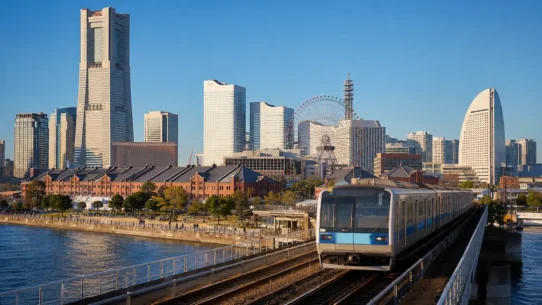 Yokohama transportation guide showing trains, buses and Minato Mirai travel routes